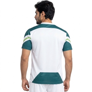 Camiseta de tenis para hombre enfocada en el rendimiento, con material ligero, control de la humedad y ajuste cómodo, diseñada para actividades deportivas. - Product Image 2
