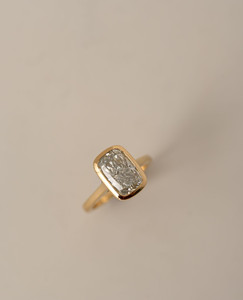 Bague de fiançailles en diamant de laboratoire taille coussin de 2 carats, monture sertie en or jaune 14 carats, certifiée IGI. - Product Image 4