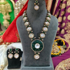 Élégant pendentif Mona Lisa Uncut Kundan pour femme idéal pour les vêtements ethniques, les looks de mariée et les occasions festives - Product Image 1