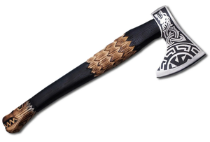 Hache viking artisanale avec manche en bois de frêne gravé et fourreau en cuir avec gravure sur la tête - Product Image 2