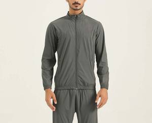 Nouvelle veste coupe-vent légère pour homme, gris foncé, avec logo personnalisé, en polyester, confortable, fabriquée au Pakistan. - Product Image 3