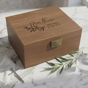 Boîte cadeau en bois gravée personnalisée avec motif lettre, style rustique, écologique et durable, souvenir pour cadeaux de témoin de mariage - Product Image 4