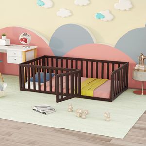 Letto a pavimento in legno di noce per bambini, misura Twin, con recinzione e porta (Vecchio SKU WF289661AAL) - Product Image 1