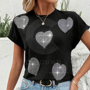 Brilla sin esfuerzo con esta camiseta brillante con pedrería para uso casual o de fiesta. - Product Image 5