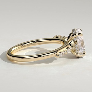 Anillo de compromiso de diamantes de corte ovalado premium en oro amarillo, estilo moderno, diamantes cultivados en laboratorio certificados por IGI, piedras laterales tipo baguette. - Product Image 4