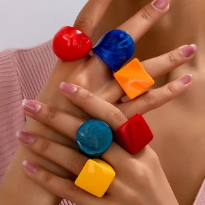 Ensemble de bagues massives unisexe, faites main, légères, tendance, en résine et acrylique multicolore, bijoux fantaisie style ange - Product Image 2
