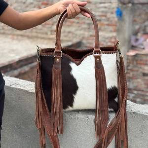 Sac fourre-tout en cuir de vachette western, orné de sculptures à la main, avec franges, élégant, multi-usages pour femmes. - Product Image 1