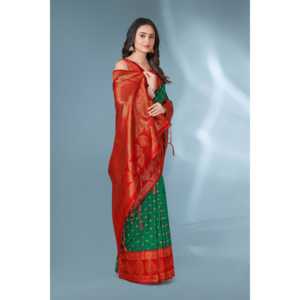 ผ้าไหมปาธานีลายจุดสีเขียวและแดงแบบอีลิท วีฟส์ พร้อมเสื้อปักลายซารีแบบยังไม่เย็บติดกับผ้า  พร้อมเสื้อผู้หญิงแบบตัดกันลายปักดิ้นทอง - Product Image 3