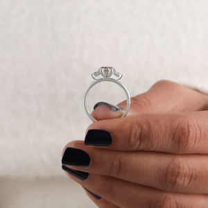 Bague de fiançailles élégante en or blanc massif 14 carats avec diamant de laboratoire ovale brun de 1,5 carat, halo en grappe, certifiée IGI, pour femme - Product Image 3