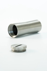 Ensemble simple de salières et poivrières en métal pour la cuisine et la table à manger, distributeur d'épices minimaliste, durable pour un usage quotidien, fabriqué en Inde - Product Image 3