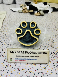 Urna para mascotas con forma de patas doradas y negras de aluminio, urnas de Metal al mejor precio, urna para cenizas de cremación de aluminio de estilo europeo fabricada en la India - Product Image 2