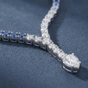 Collar de tenis tipo lariat de lujo para mujer con diamantes de laboratorio azules, corte pera, de oro blanco de 10K/14K/18K, cultivados en laboratorio y con graduación. - Product Image 3