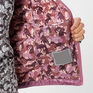 Chaleco acolchado rosa para mujer con camiseta de manga larga con estampado de camuflaje y botas hasta la rodilla para uso ecuestre. - Product Image 5