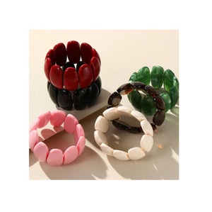Ensemble de bracelets tendance en résine rouge, noir, vert, rose et blanc, bijoux statement en résine pour cadeau, bracelets unisexes à la mode - Product Image 1