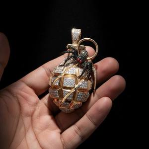 Pendentif bombé de luxe en or massif 18 carats serti de diamants avec breloque araignée, bijou thématique pour homme, cadeau - Product Image 1