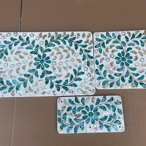 Elegante bandeja de ratán con incrustaciones de nácar de Vietnam para interiores de hogar de estilo bohemio y para organizar artículos de cuidado personal. - Product Image 2