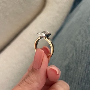 Bague de fiançailles et de mariage Art Déco unique en or jaune 18 carats avec diamant de laboratoire taille émeraude serti clos, certifié IGI, style tendance pour - Product Image 3