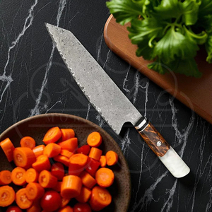 Lame de Damas forgée à la main en acier de Damas avec un bord festonné unique et un motif cellulaire. Manche unique en bois de résine de burl. - Product Image 2