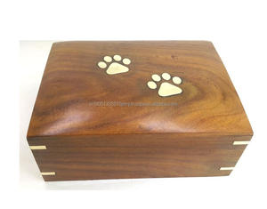 Urna de madera de acacia personalizada para mascotas para perros y gatos Cenizas de adultos con incrustaciones de patas de latón Urna de cremación de madera con diseño elegante - Product Image 1
