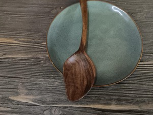 REHMAN CRAFT Ensemble de cuillères sculpturales en bois foncé et mini-planche à découper, design coréen artisanal, écologique, décoration de table artisanale - Product Image 4