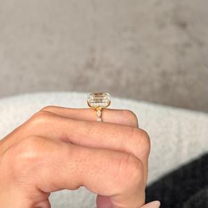 Anillo de Compromiso con Diamante Cultivado en Laboratorio de Corte Esmeralda de 6.50 Quilates, Halo Oculto con Piedras Laterales, Certificado IGI, Anillo de Propuesta de Oro de 14k - Product Image 1