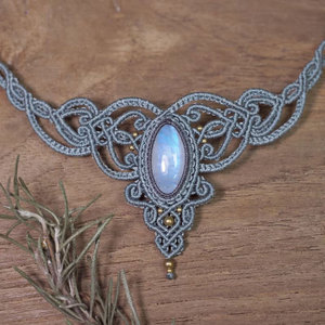 Collar de Macramé Gris con Piedra Lunar Arcoíris Hecho a Mano al por Mayor, con Cuentas Doradas, Joyería Boho de Cristal Ajustable para Mujer, Regalo - Product Image 1