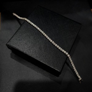 Pulsera de diamantes de lujo para novias, exportada de la India, con brillantes piedras de cristal, perfecta para bodas y fiestas, disponible para la venta. - Product Image 2