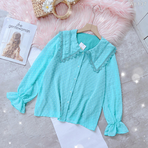 Blusa de mujer con estampado de puntos suizos y encaje floral, con botones frontales y manga larga, ideal para uso casual elegante en la oficina y boutiques de moda. - Product Image 4