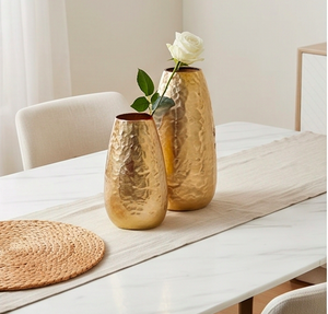 Vase en métal martelé doré élégant pour la décoration intérieure moderne, parfait pour les fleurs artificielles, la table d'entrée ou l'affichage sur étagère. - Product Image 5
