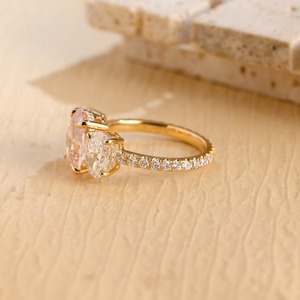 Bague de fiançailles à trois pierres en diamant rose de laboratoire de taille ovale certifié IGI, plaqué or 14 carats, luxe pour mariage et anniversaire - Product Image 4