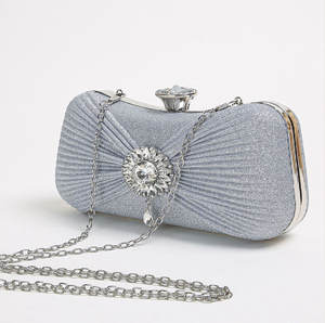 Realza tu look nocturno con este bolso de mano de satén plisado con un elegante cierre de perlas, disponible a precios de mayorista ahora. - Product Image 5