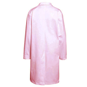 เสื้อกาวน์แพทย์สีขาวน้ำหนักเบาสำหรับบุรุษไซส์ใหญ่ พร้อมฟังก์ชั่นตรวจจับเข็ม และตัวเลือกโลโก้แบบกำหนดเอง - Product Image 2