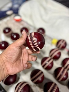 Pelota de Cricket de Cuero Salstar Sport de 300 GMS de Calidad Premium, Colores Personalizables, Logotipo, Pelotas de Práctica para Lanzadores - Product Image 3