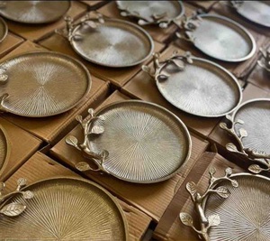 Plato de Servir Artesanal Ecológico con Textura Acanalada, Decorado con Rama Dorada y Adorno de Pájaro, Bandeja Decorativa para Nueces con Borde Metálico - Product Image 3