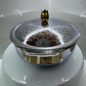 Elegante cacerola plateada con asas doradas, ideal para la mesa festiva y comidas familiares especiales, procedente de la India. - Product Image 4