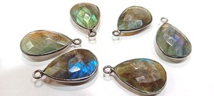 Conectores de Bisel de un Solo Anillo con Labradorita Natural en Forma de Pera de 13x17mm, Facetada, con Destellos Grises - Product Image 2