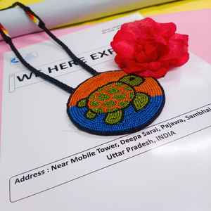 Collier pendentif tortue artisanal perlé avec perles vertes, oranges, noires, bleues, rouges, jaunes, blanches et cordon long pour artistes - Product Image 6
