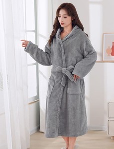 Bata de forro polar con capucha para mujer, de manga larga, suave y acogedora, para invierno, color liso, con cierre de cordón - Product Image 3
