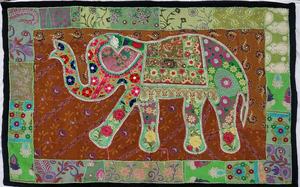 Tapiz Vintage con Parches de Elefantes - Tapiz Decorativo de Pared con Temática de Elefantes, Hecho a Mano en India con Cuentas Bordadas - Product Image 2