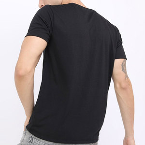 Camiseta Negra de Manga Corta para Hombre con Logotipo Amarillo en el Frente, Cuello Redondo, Corte Regular, Estilo Casual de Algodón Jersey - Product Image 3