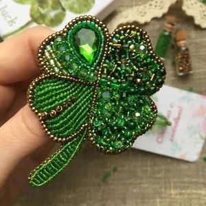 Broche Elegante Hecho a Mano con Bordado y Cuentas de Cristal de Primera Calidad, con Trabajo de Aguja Fino, Estilo Vintage - Product Image 3