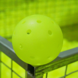 Balles de pickleball fabriquées en usine, 40 trous, 26g, moulées en une seule pièce, approuvées USAPA, pour entraînement intérieur et extérieur - Product Image 1