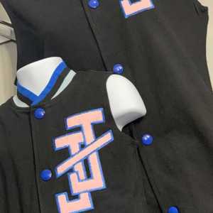 Gilet universitaire pour femme Jack and Jill avec patchs en chenille, fermeture à boutons-pression, sans manches, style streetwear décontracté, vêtement d'extérieur tendance - Product Image 3