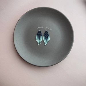 Aretes con Cuentas en Degradado Azul Marino de Diseño Elegante – Aretes Boho con Flecos de Plata Esterlina PARA BODA, FIESTA - Product Image 5