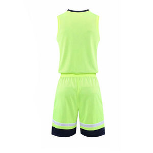 Vêtements de sport, uniforme de basket-ball, tissu léger, uniforme d'entraînement de basket-ball personnalisé, fabriqué au Pakistan - Product Image 3
