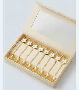 Cucharas florales doradas con mangos de flores blancas, aptas para lavavajillas, juego de cubiertos para bodas. - Product Image 6