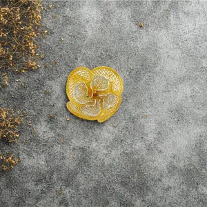 Anillo de Filigrana Floral en Oro Blanco y Amarillo para Mujer, Exquisito Anillo de Dos Tonos de 22K con Intrincada Malla de Pétalos - Product Image 2