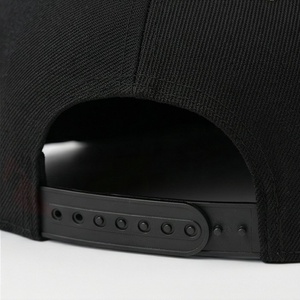 Gorra Snapback Negra de Visera Plana, Color Liso, Estilo Skater, Ideal para el Sol de Verano, Accesorio Diario - Product Image 6