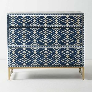 Commode en bois sculptée à la main de style antique avec incrustations en os et détails décoratifs élégants - Product Image 3