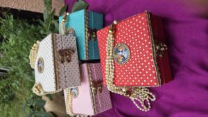 Cajas Artesanales Radha Krishna Shagun para Cada Celebración, con Asa de Perlas Multifilamento, para Regalos, Joyas, Dulces y Recuerdos Preciosos - Product Image 3